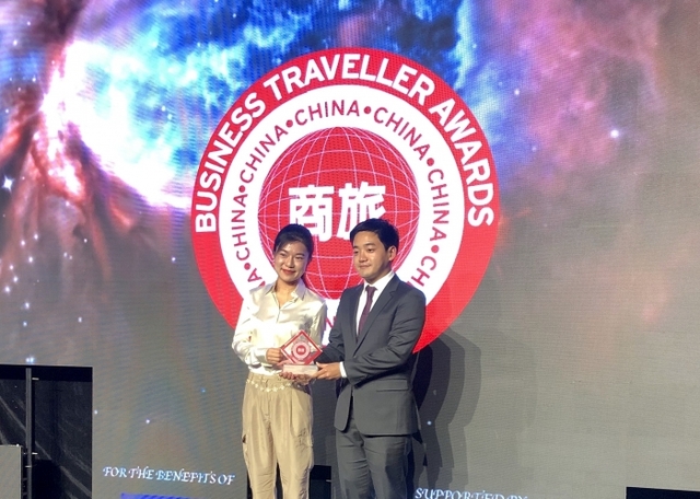 최근 중국 베이징 뉴월드 호텔에서 개최된 ‘2019 비즈니스 트래블러 중국판 시상식(Business Traveller China Awards)’에서 김대현(사진 오른쪽) 인천국제공항공사 면세사업팀 사원이 공사를 대표해 ‘세계 최고 공항면세점상(Best Airport Duty-Free in the World)’을 수상한 후 기념촬영을 하고 있다. 인천공항공사 제공