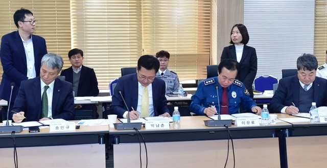 18일 인천 남동구 인천시청 공감회의실에서 열린 2019년 제1차 교통안전위원회에서 유관기관 협력 강화를 위한 업무협약을 하고 있다. 왼쪽부터 송인규 도로교통공단 인천지역본부장, 박남춘 인천시장, 이상로 인천지방경찰청장, 김용헌 한국교통안전공단 인천본부장.
