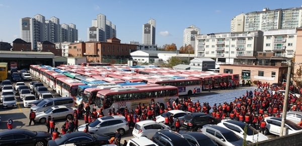 경기도 고양지역 버스회사인 명성운수 노조가 임금협상 관련 조정 결렬로 19일 파업에 돌입했다.