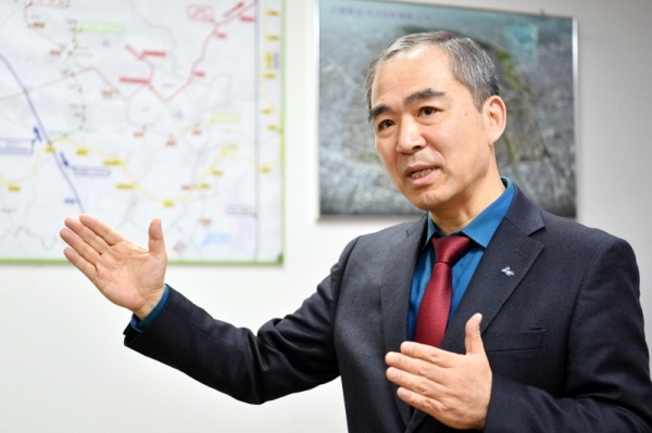 조무영 수원시 제2부시장이 자신의 집무실에서 취임 100일을 맞은 소회를 밝히고 있다. 수원시 제공