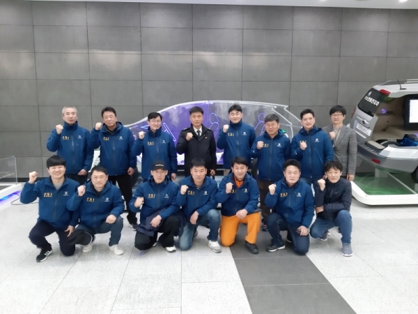 현대기아환경기술연구소에 방문한 화재조사관들이 기념촬영을 하고 있다