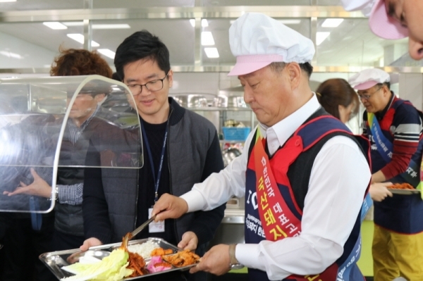 정동균 양평군수가 양평군청 구내식당에서 직원들에게 한돈으로 만든 제육볶음을 나눠주고 있다.