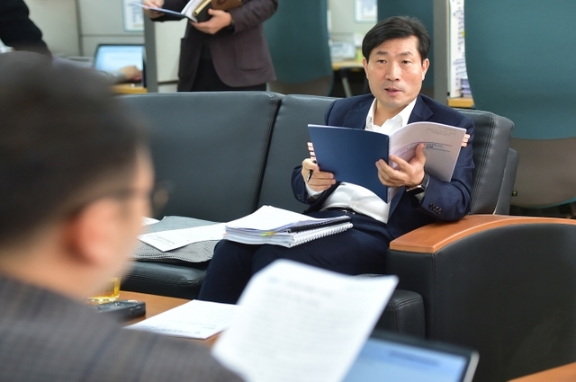 19일 인천 남동구 인천시청 기자실에서 정동석 인천시 주택녹지국장이 빈집정비 가이드라인과 관련해 설명을 하고 있다. 인천시 제공