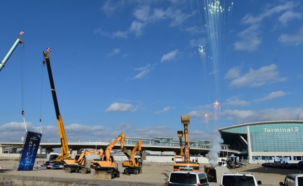19일 오후 인천국제공항 제2여객터미널 건설현장에서 열린 '인천국제공항 4단계 건설사업 기공식'에서 기공을 알리는 축포가 터지고 있다.조주현기자