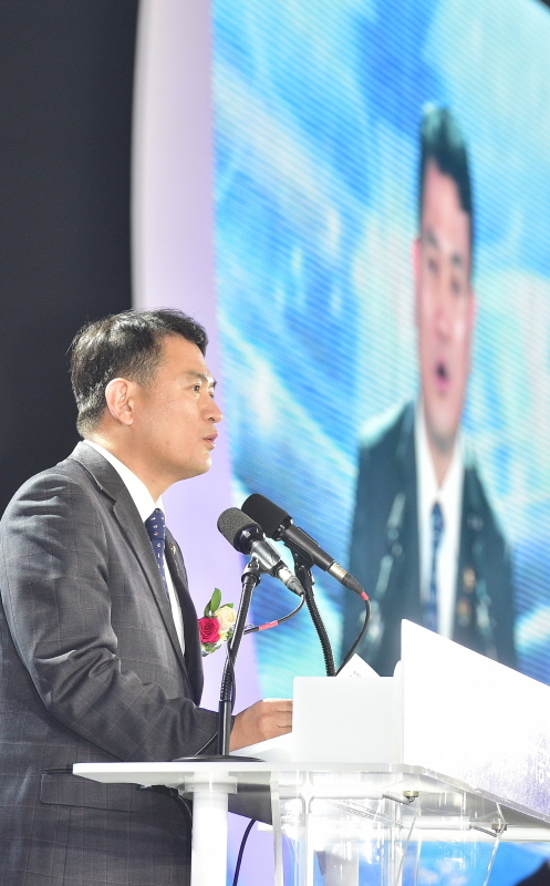 19일 오후 인천국제공항 제2여객터미널 건설현장에서 열린 '인천국제공항 4단계 건설사업 기공식'에서 김경욱 국토교통부 제2차관이 축사를 하고 있다.조주현기자