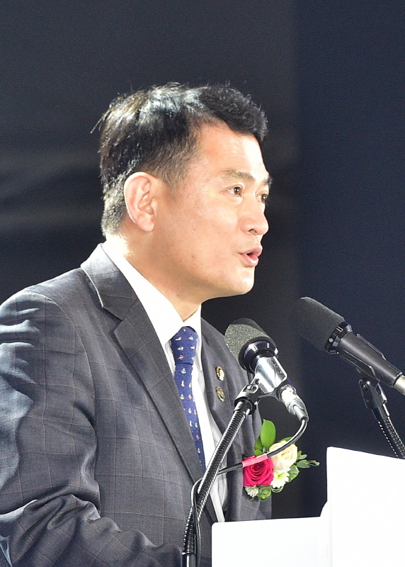 19일 오후 인천국제공항 제2여객터미널 건설현장에서 열린 '인천국제공항 4단계 건설사업 기공식'에서 김경욱 국토교통부 제2차장이 축사를 하고 있다.조주현기자