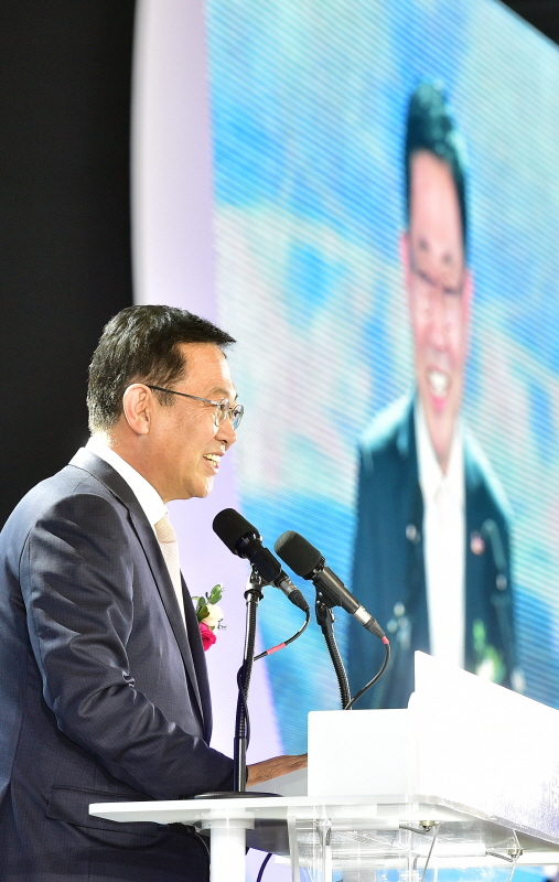 19일 오후 인천국제공항 제2여객터미널 건설현장에서 열린 '인천국제공항 4단계 건설사업 기공식'에서 박남춘 인천시장이 축사를 하고 있다.조주현기자