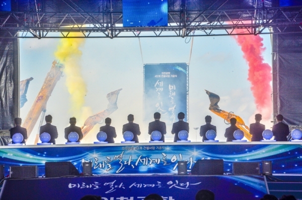 19일 오후 인천국제공항 제2여객터미널 건설현장에서 열린 '인천국제공항 4단계 건설사업 기공식'에서 구본환 인천공항공사 사장을 비롯한 참석자들이 기념촬영을 하고 있다.조주현기자