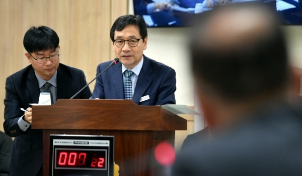19일 경기도의회 농정해양위원회의 2019년도 산림환경연구소, 해양수산자원연구소에 대한 행정사무감사에서 강병언 해양수산자원연구소장이 의원들이 질의에 답변하고 있다.전형민기자