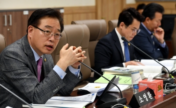 19일 경기도의회 농정해양위원회의 2019년도 산림환경연구소, 해양수산자원연구소에 대한 행정사무감사에서 소영환 의원이 질의하고 있다.전형민기자