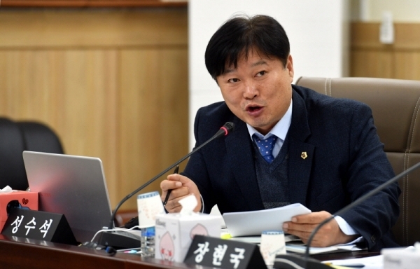 19일 경기도의회 농정해양위원회의 2019년도 산림환경연구소, 해양수산자원연구소에 대한 행정사무감사에서 성수석 의원이 질의하고 있다.전형민기자