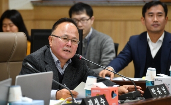 19일 경기도의회 농정해양위원회의 2019년도 산림환경연구소, 해양수산자원연구소에 대한 행정사무감사에서 박윤영 의원이 질의하고 있다.전형민기자