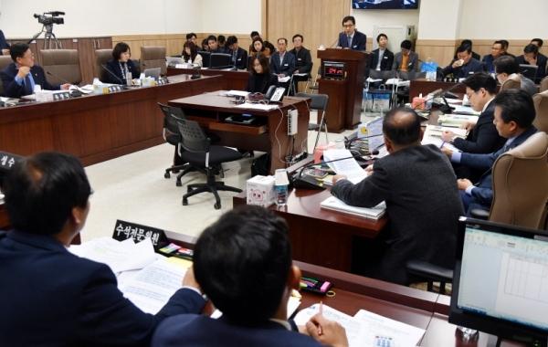 19일 경기도의회 농정해양위원회의 2019년도 산림환경연구소, 해양수산자원연구소에 대한 행정사무감사에서 강병언 해양수산자원연구소장이 의원들이 질의에 답변하고 있다.전형민기자
