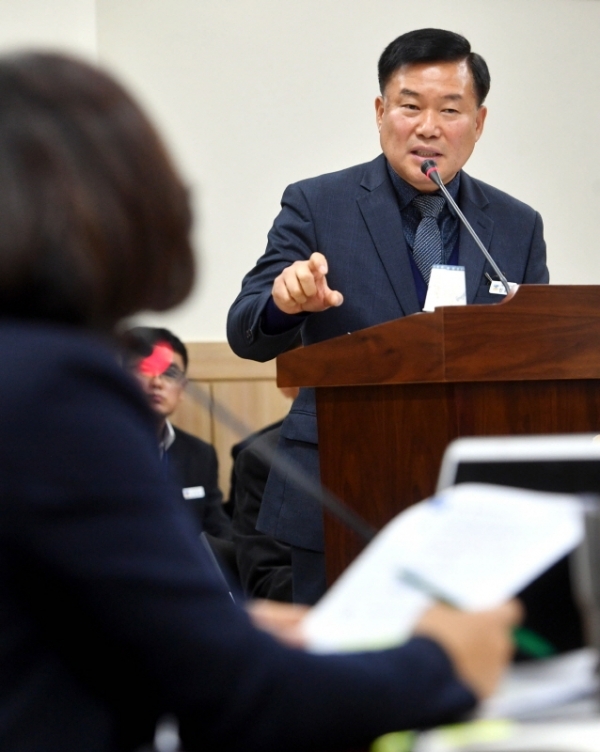 19일 경기도의회 농정해양위원회의 2019년도 산림환경연구소, 해양수산자원연구소에 대한 행정사무감사에서 민순기 산림환경연구소장이 의원들이 질의에 답변하고 있다.전형민기자