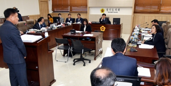 19일 경기도의회 농정해양위원회의 2019년도 산림환경연구소, 해양수산자원연구소에 대한 행정사무감사에서 민순기 산림환경연구소장이 의원들이 질의에 답변하고 있다.전형민기자