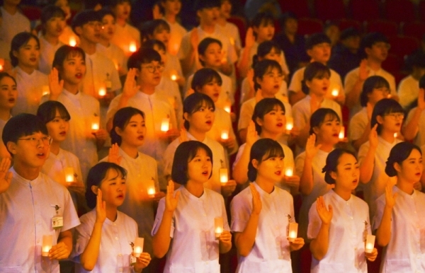 19일 오후 수원 아주대학교에서 열린 '간호대학 제21회 나이팅게일 선서식'에서 학생들이 나이팅게일 선서를 하고 있다. 윤원규기자
