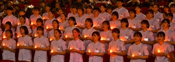 19일 오후 수원 아주대학교에서 열린 '간호대학 제21회 나이팅게일 선서식'에서 학생들이 나이팅게일 촛불의식을 하고 있다. 윤원규기자
