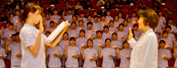 19일 오후 수원 아주대학교에서 열린 '간호대학 제21회 나이팅게일 선서식'에서 학생들이 나이팅게일 선서를 하고 있다. 윤원규기자