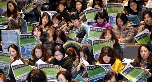 ‘종로학원 2020 대학입시 전략 설명회’가 19일 수원 롯데백화점 문화홀에서 열려 수능을 마친 수험생과 학부모들이 수시, 정시 대학 입시전략에 대한 설명을 듣고 있다.전형민기자