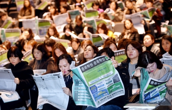 ‘종로학원 2020 대학입시 전략 설명회’가 19일 수원 롯데백화점 문화홀에서 열려 수능을 마친 수험생과 학부모들이 수시, 정시 대학 입시전략에 대한 설명을 듣고 있다.전형민기자