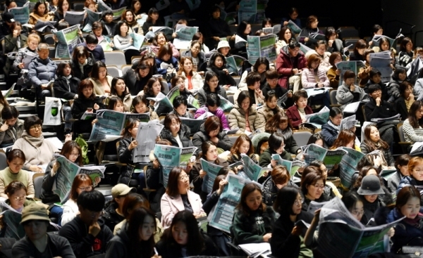 ‘종로학원 2020 대학입시 전략 설명회’가 19일 수원 롯데백화점 문화홀에서 열려 수능을 마친 수험생과 학부모들이 수시, 정시 대학 입시전략에 대한 설명을 듣고 있다.전형민기자