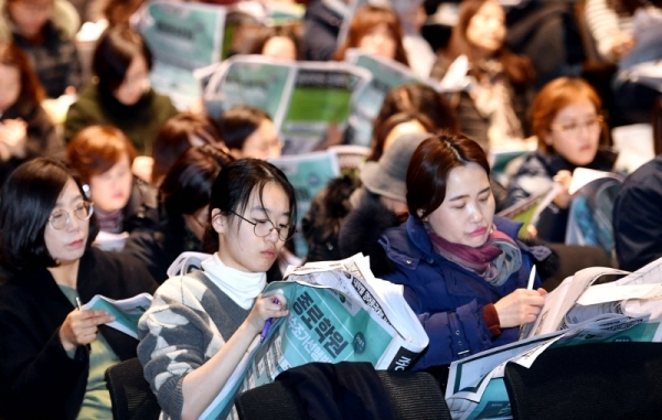 ‘종로학원 2020 대학입시 전략 설명회’가 19일 수원 롯데백화점 문화홀에서 열려 수능을 마친 수험생과 학부모들이 수시, 정시 대학 입시전략에 대한 설명을 듣고 있다.전형민기자
