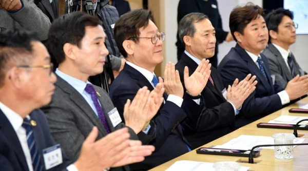 19일 경기도청 상황실에서 열린 ‘수도권 내륙선(동탄~청주국제공항) 상생협력을 위한 업무 협약식’에서 이재명 경기도지사 등 참석자들이 박수를 치고 있다.전형민기자