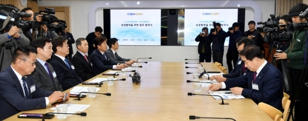 19일 경기도청 상황실에서 열린 ‘수도권 내륙선(동탄~청주국제공항) 상생협력을 위한 업무 협약식’에서 이재명 경기도지사가 인사말을 하고 있다.전형민기자