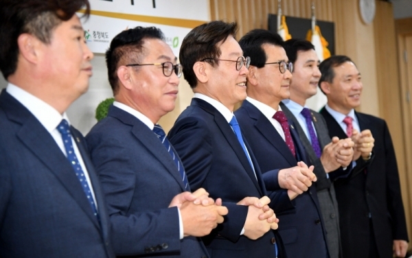 19일 경기도청 상황실에서 열린 ‘수도권 내륙선(동탄~청주국제공항) 상생협력을 위한 업무 협약식’에서 이재명 경기도지사와 이시종 충청북도지사 등 참석자들이 기념촬영을 하고 있다.전형민기자