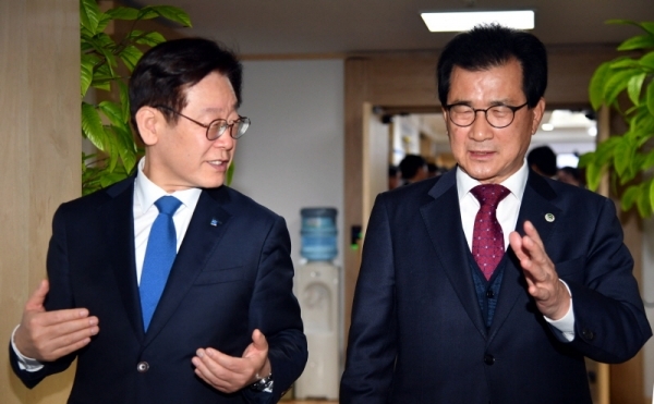 19일 경기도청 상황실에서 열린 ‘수도권 내륙선(동탄~청주국제공항) 상생협력을 위한 업무 협약식’에서 이재명 경기도지사와 이시종 충청북도지사가 대화를 나누고 있다.전형민기자