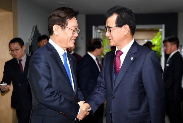 19일 경기도청 상황실에서 열린 ‘수도권 내륙선(동탄~청주국제공항) 상생협력을 위한 업무 협약식’에서 이재명 경기도지사와 이시종 충청북도지사가 인사를 나누고 있다.전형민기자