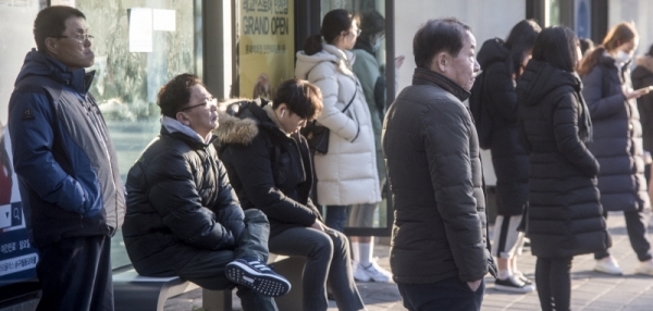영하권 추위를 보인 19일 오전 인천 미추홀구 관교동 터미널사거리에서 두터운 외투를 입은 출근길 시민이 발걸음을 재촉하고 있다.조주현기자