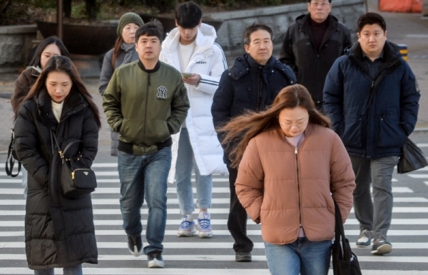 영하권 추위를 보인 19일 오전 인천 미추홀구 관교동 터미널사거리에서 두터운 외투를 입은 출근길 시민이 발걸음을 재촉하고 있다.조주현기자