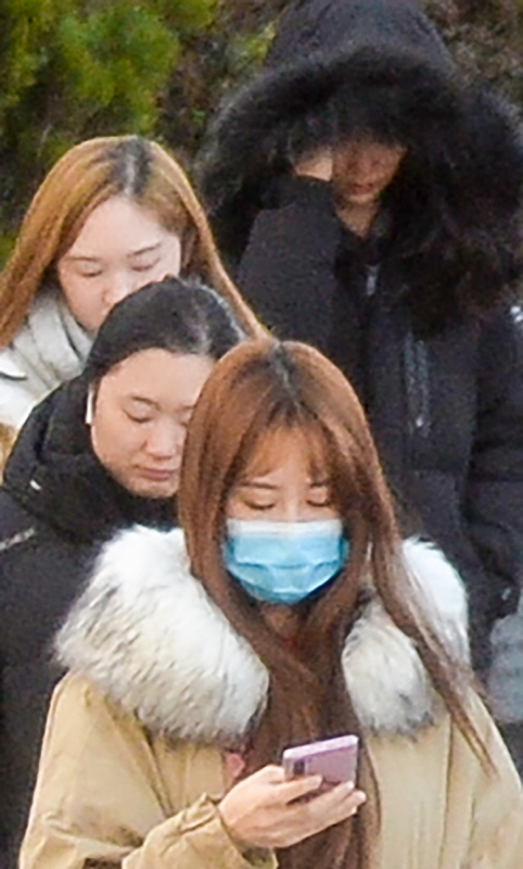 영하권 추위를 보인 19일 오전 인천 미추홀구 관교동 터미널사거리에서 두터운 외투를 입은 출근길 시민이 발걸음을 재촉하고 있다.조주현기자