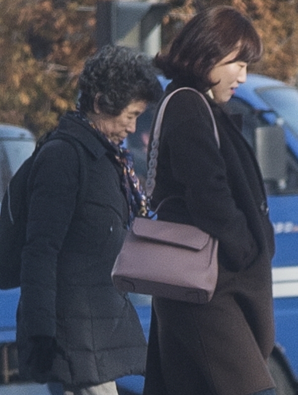 영하권 추위를 보인 19일 오전 인천 미추홀구 관교동 터미널사거리에서 두터운 외투를 입은 출근길 시민이 발걸음을 재촉하고 있다.조주현기자