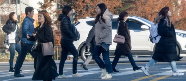 영하권 추위를 보인 19일 오전 인천 미추홀구 관교동 터미널사거리에서 두터운 외투를 입은 출근길 시민이 발걸음을 재촉하고 있다.조주현기자