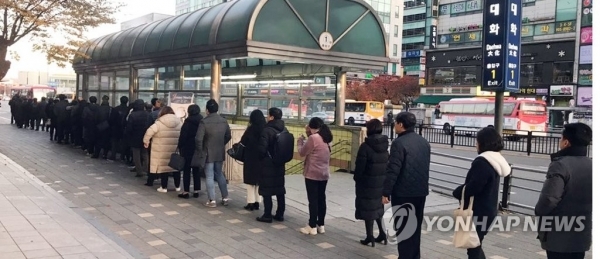 임금협상 관련 조정 결렬로 이틀째 파업 중인 경기도 고양시 명성운수 사태로 20일 일산서구 대화동 버스정류장에서 시민들이 길게 줄을 서 버스를 기다리고 있다. 연합뉴스