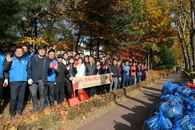 지난 19일 장덕천 부천시장과 함께 트래시태그 챌린지에 참여한 부천사업진흥원, GS파워(주), 부천테크노파크 근로자 등이 기념촬영을 하고 있다.