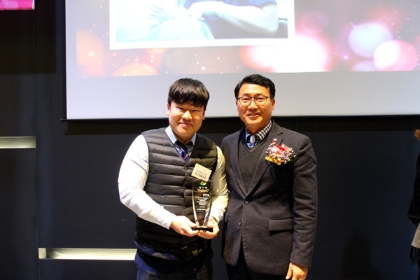 수원웃는얼굴치과 관계자가 ‘2019 휴먼N축제’ 휴먼시상식에서 오영환(사진 오른쪽) 수원시사회복지협의회 회장과 기념촬영을 하고 있다. 사진=수원시 제공