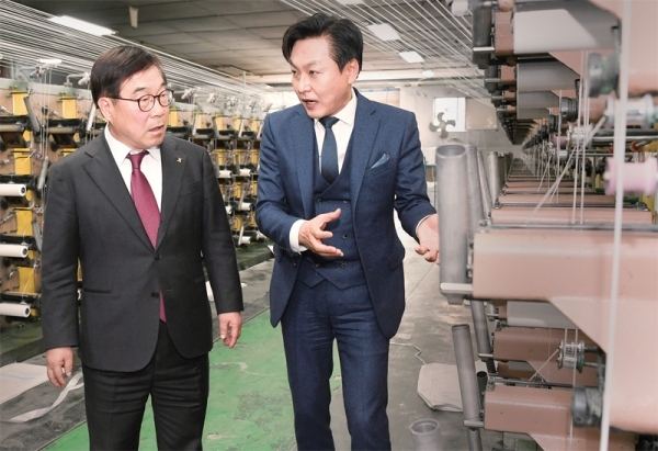 신동헌 광주시장이 현장의 목소리를 듣기위해 지역의 한 중소기업을 방문, 시설을 둘러보고 있다. 광주시 제공