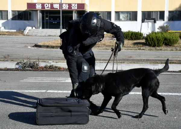 20일 용인시 구 경찰대학 운동장에서 열린 ‘경기남부지방경찰청 대테러 관계기관 종합훈련’에서 경찰특공대, 경기도재난안전본부, 51사단, 용인소방서, 기흥구보건소 등 유관기관 관계자들이 폭발물, 총기 인질.버스납치, 생화학 테러 등 4개 유형의 테러상황을 가정해 기관별 역활과 임무 등 협업을 통한 공동대응체계 구축을 위해 훈련을 하고 있다.전형민기자