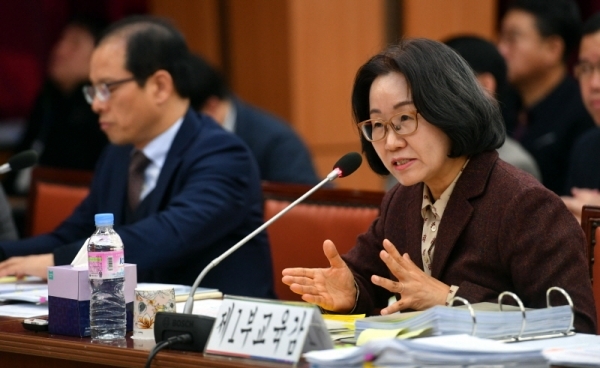 20일 경기도의회 교육위원회 2019년도 경기도교육청에 대한 행정사무감사에서 강명순 제1부교육감이 의원들이 질의에 답변하고 있다.전형민기자