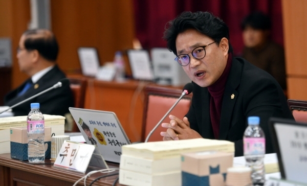 20일 경기도의회 교육위원회 2019년도 경기도교육청에 대한 행정사무감사에서 추민규 의원이 질의하고 있다.전형민기자