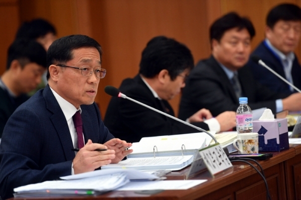 20일 경기도의회 교육위원회 2019년도 경기도교육청에 대한 행정사무감사에서 윤창하 제2부교육감이 의원들이 질의에 답변하고 있다.전형민기자
