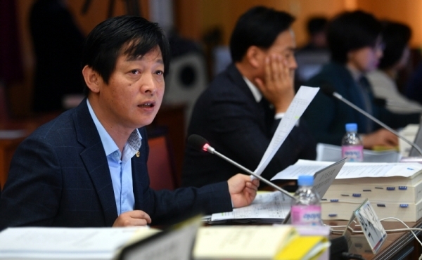 20일 경기도의회 교육위원회 2019년도 경기도교육청에 대한 행정사무감사에서 박세원 의원이 질의하고 있다.전형민기자