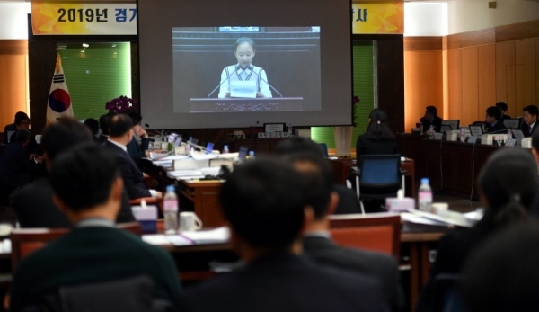 20일 경기도의회 교육위원회 2019년도 경기도교육청에 대한 행정사무감사에서 강명순 제1부교육감, 윤창하 제2부교육감 등 관련 공직자들이 자료화면을 시청하고 있다.전형민기자