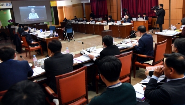 20일 경기도의회 교육위원회 2019년도 경기도교육청에 대한 행정사무감사에서 강명순 제1부교육감, 윤창하 제2부교육감 등 관련 공직자들이 자료화면을 시청하고 있다.전형민기자