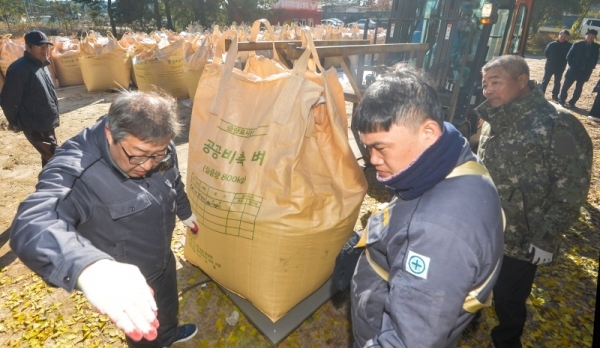 인천 중구가 태풍으로 인한 피해 벼 전량을 매입하기로 한 가운데 20일 오전 옛 용유동주민자치센터에서 관계자들이 수매를 앞둔 쌀의 무게를 재고 있다.조주현기자