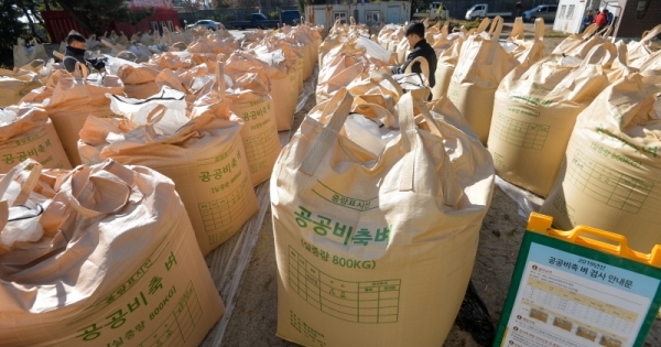 인천 중구가 태풍으로 인한 피해 벼 전량을 매입하기로 한 가운데 20일 오전 옛 용유동주민자치센터에서 관계자들이 수매를 앞둔 쌀의 무게를 재고 있다.조주현기자