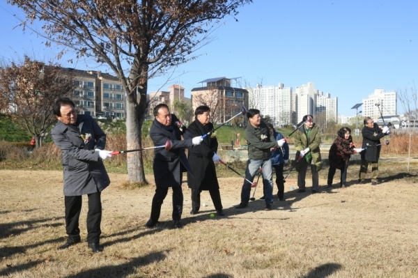 '제3회 물맑은 양평 전국파크골프대회' 개회식이 열린 20일 오전 양평 강상체육공원 파크골프장에서 정동균 양평군수, 송요찬 양평군의회 부의장, 신항철 경기일보 대표이사 사장, 파크골프협회 임재홍 도 회장, 이희원 양평군 회장 등 내빈이 시타를 하고 있다.  양평군 체육회와 경기일보 주최로 이틀간 진행되는 이번 대회에는 전국 파크골프 동호인 100개 팀이 참가해 기량을 겨뤘다. 김시범기자